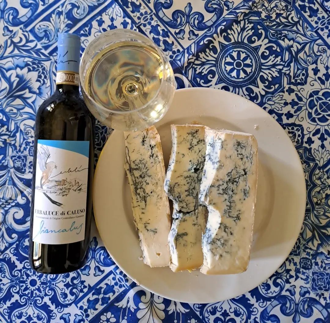 #biancalus #erbalucedicaluso #gorgonzolapiccante #abbinamentiperfetti #perfectmatch

#erbaluce #gorgonzola #bluecheese #fromagebleu #blauschimmelkäse #spicygorgonzola #matchparfait #whitewine #vinblanc #weißwein #vinobianco #wine #vino #vin #wein #cheese #formaggio #fromage #käse #vinoblanco #vinhobranco  #チーズ  #白ワイン #vittvin #weisswein