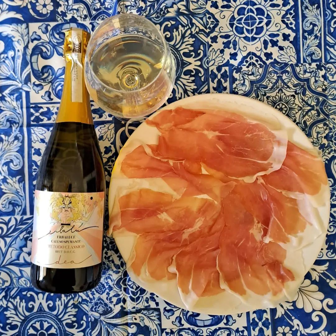 #dea_erbalù #calusospumante #prosciuttocrudo #abbinamentiperfetti #perfectmatch #rawham

#erbalucedicaluso #erbaluce #prosciutto #jamboncru #rohschinken #matchparfait #sparkling #sparklingwine #spumante #schaumwein #wine #vino #vin #wein #bubbel #schinken #jamon #jamonserrano #vinoespumoso #生ハム #ハム  #泡立つワイン#millesimato #millesime