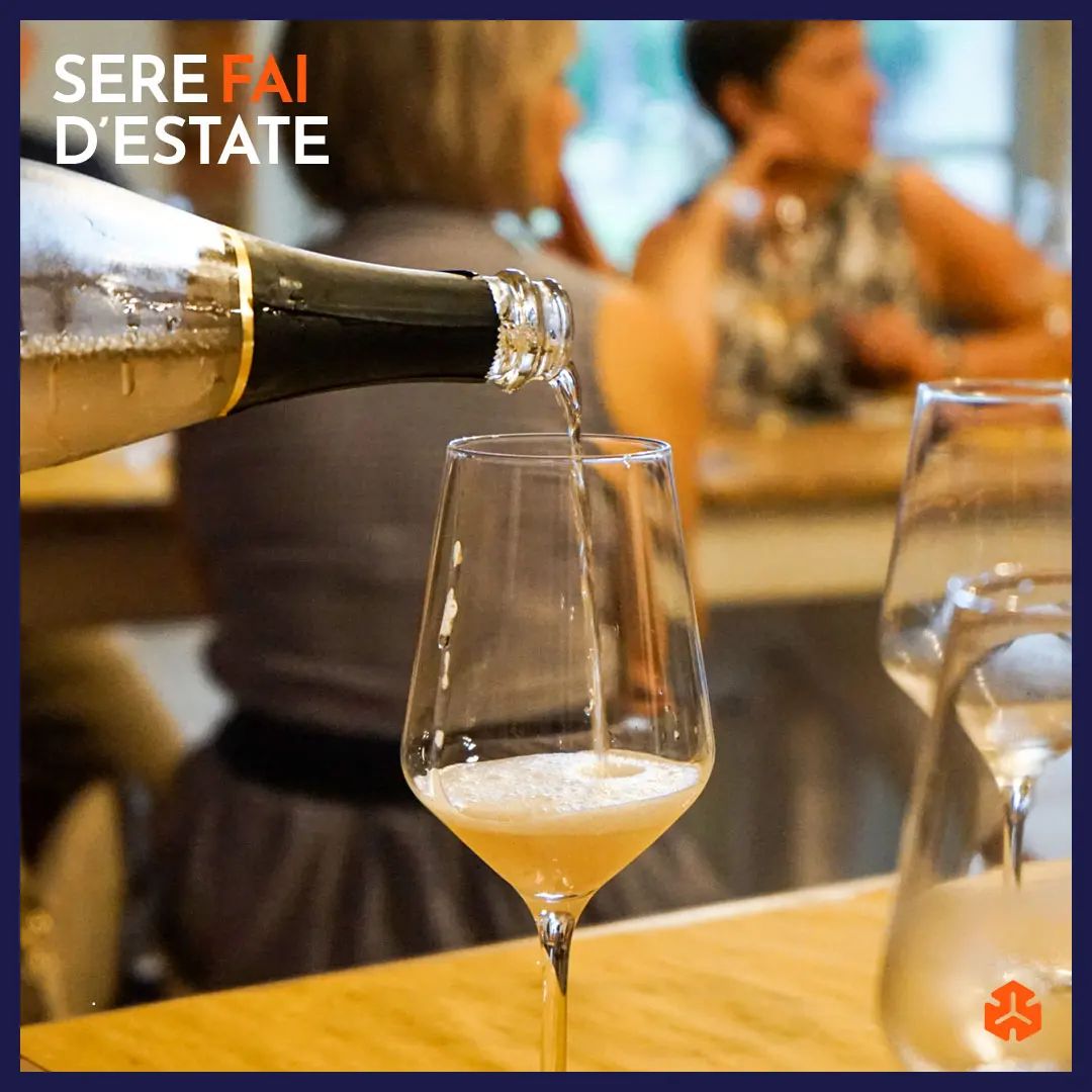 Venerdì sera scopriremo gli spumanti metodo classico, in uno speciale percorso di degustazione alla scoperta dei vitigni del Canavese, in collaborazione con i Giovani Vignaioli Canavesani (@giovani_vignaioli_canavesani) nell'antica torre.

Le Aziende:
La Campore @lacampore
Cantina GNAVI - Società Agricola GNAVI CARLO @cantinagnavi
Cantina della Serra @cantinadellaserra
Erbalù @erbalu_2014

Scopri il Castello al tramonto il venerdì sera 
Ti aspettiamo: info e prenotazioni www.serefai.it

On Friday evening we will discover the classic method Spumanti (sparkling wines), in a unique tasting tour to discover the Canavese vines, in collaboration with @giovani_vignaioli_canavesani, in the ancient tower.

The Wineries:
La Campore @lacampore
Cantina GNAVI - Società Agricola GNAVI CARLO @cantinagnavi
Cantina della Serra @cantinadellaserra
Erbalù @erbalu_2014 

Discover the Castle at sunset on a Friday night 🌙
info and reservations www.serefai.it

FAI - Fondo per l'Ambiente Italiano 

presso FAI - Castello e Parco di Masino.

#serefai #serefaidestate #canavese #masino #castellodimasino #erbaluce #erbalucedicaluso

#sparkling #sparklingwine #classicmethod #spumantemetodoclassico